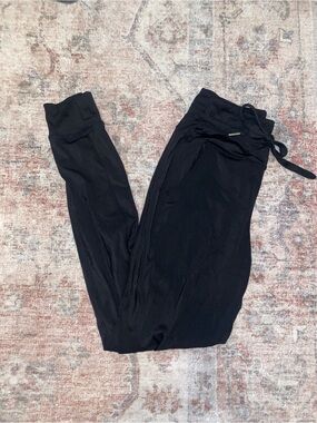 HALARA women’s black joggers